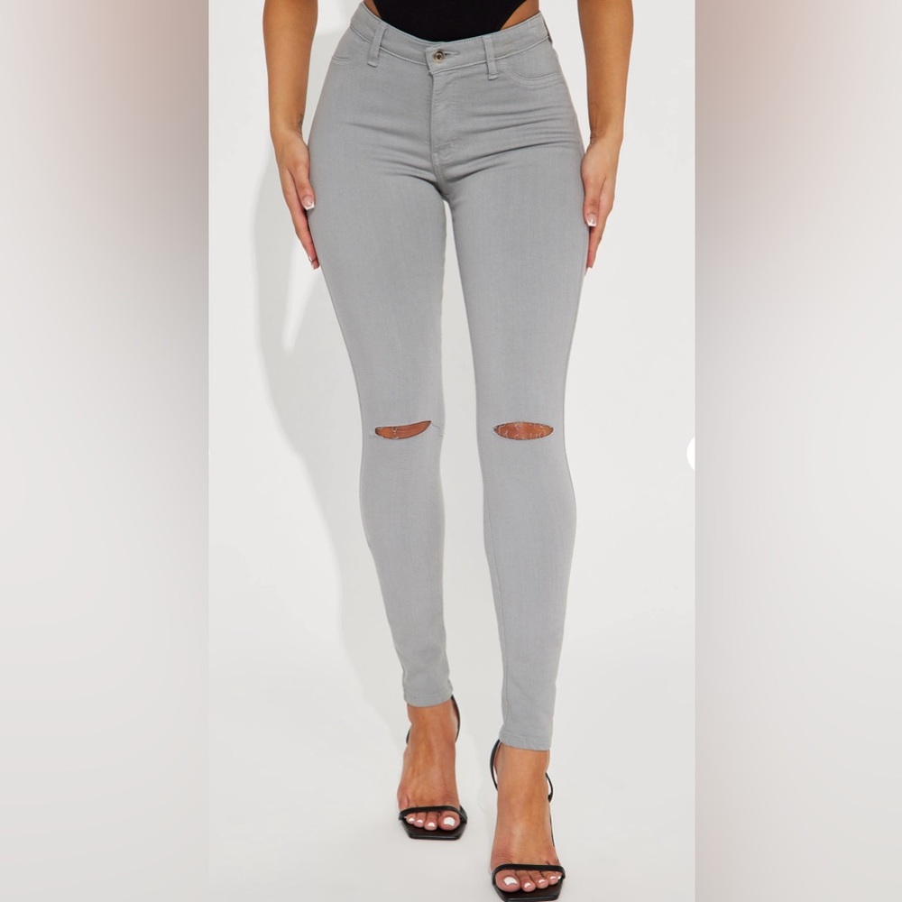 FASHION NOVA CANOPY GREY STRETCH JEANS!